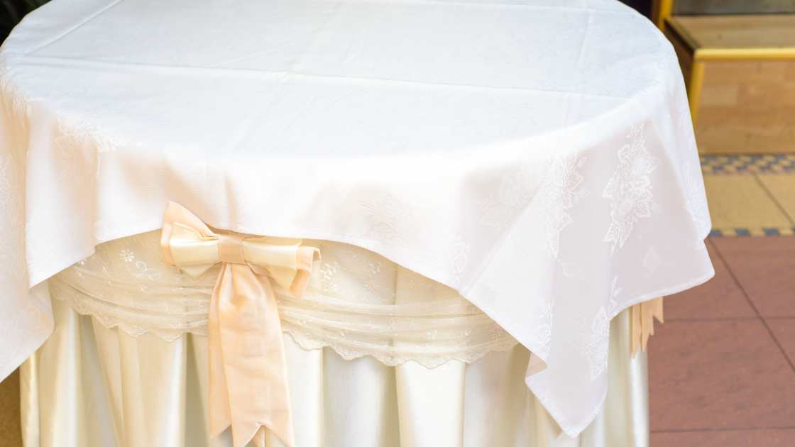 How to Get Wrinkles Out of Polyester Tablecloths?