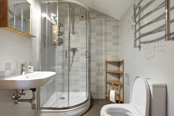 How to Make a Small Bathroom Look Bigger: Space-Enhancing Tips