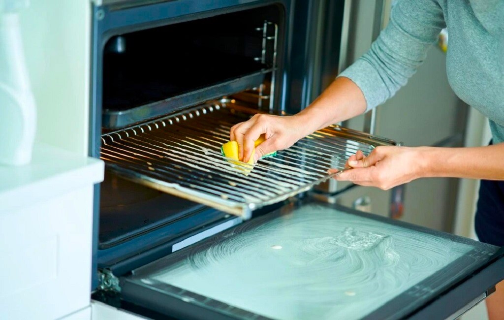 Oven Cleaning Solutions for Tackling Grease and Oil Residue